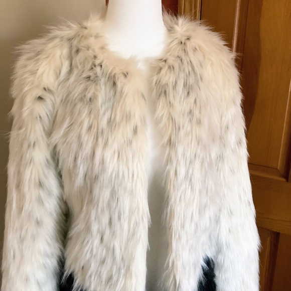 NWT Express Color Block Faux Fur White Black Coat Jacket Size XS TP - Picture 4 of 13